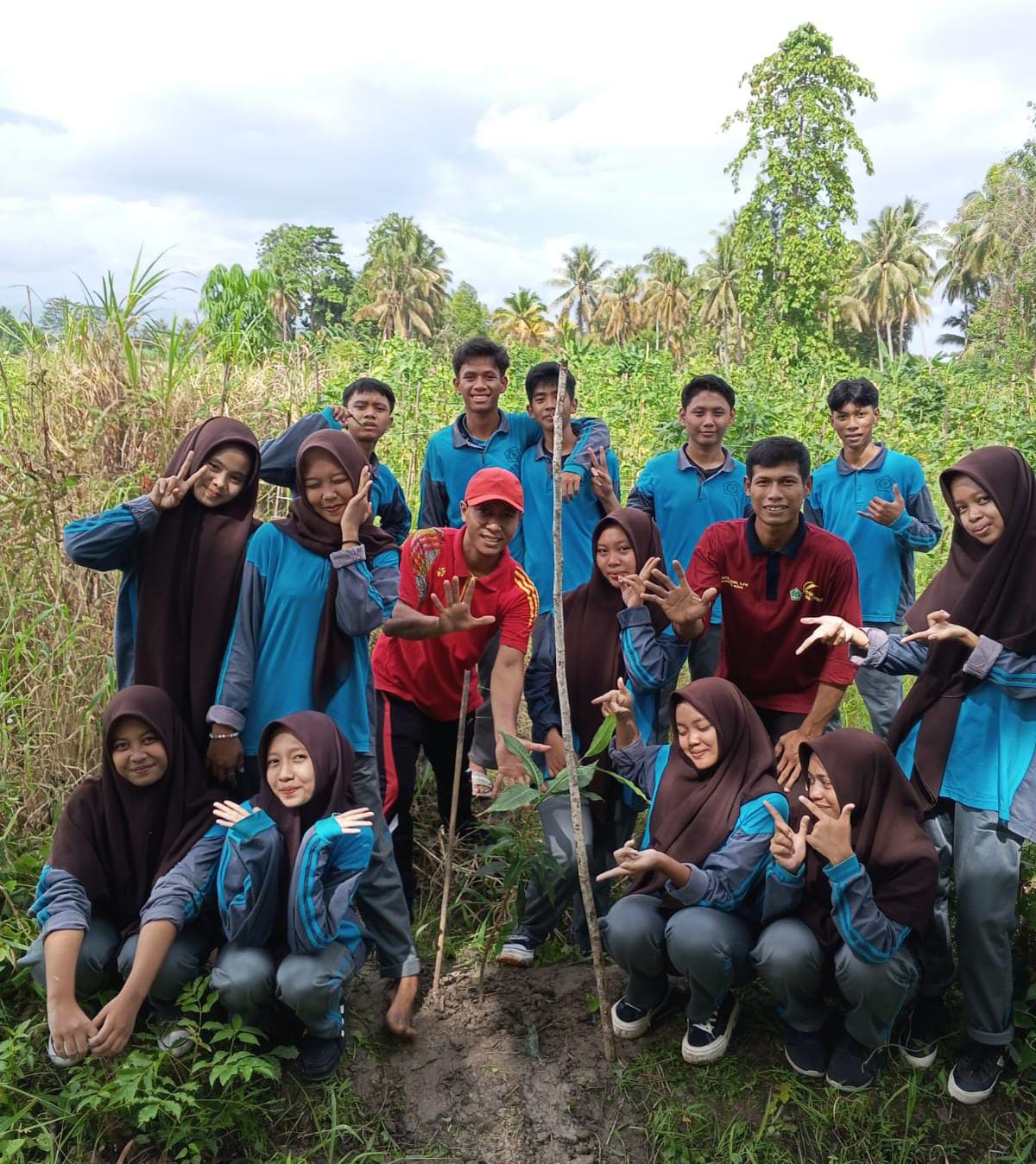 MAN 2 Parigi Tanam 25 Bibit Mangga Madu dalam Proyek P5RA Gaya Hidup Berkelanjutan