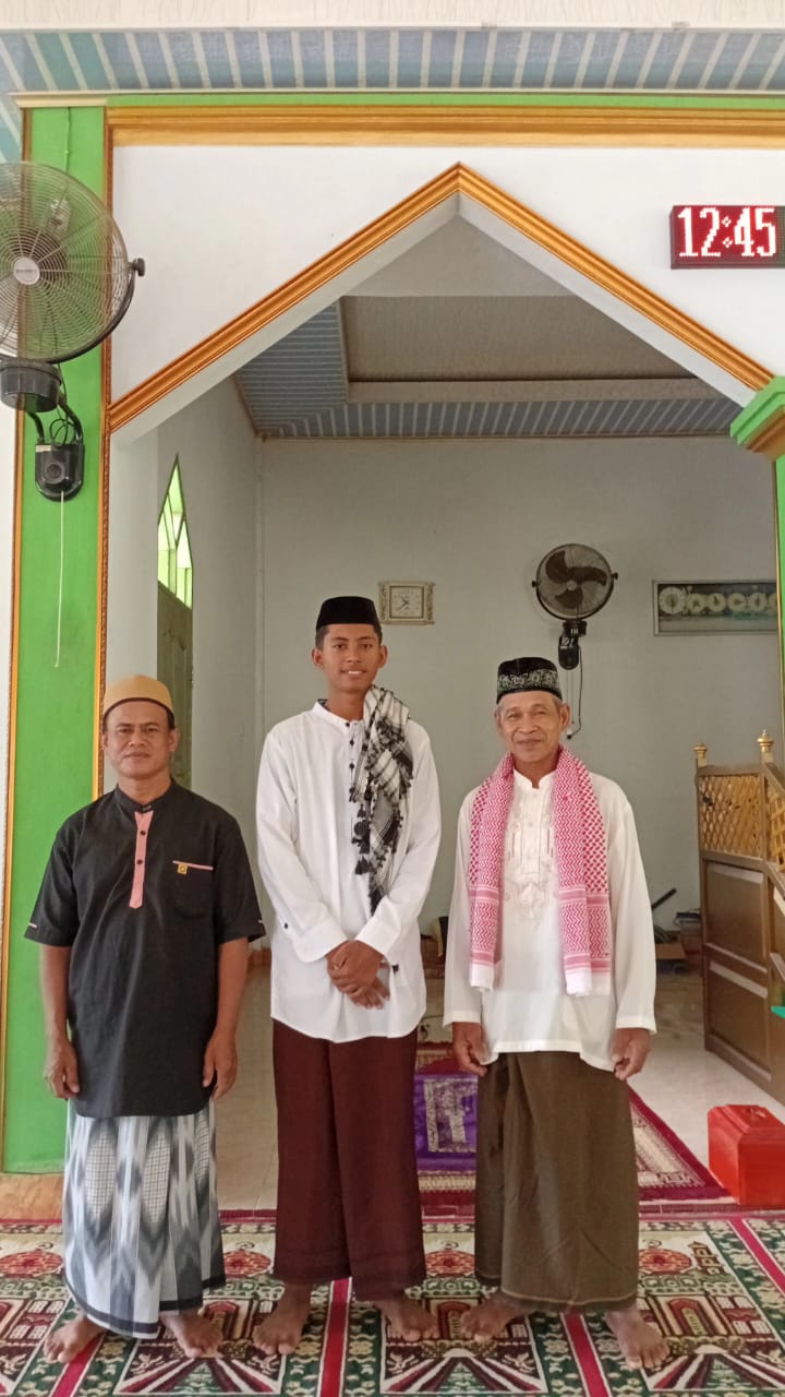 
 Ketua OSIM MAN 2 Parigi Moh Zidan Al-Amri Sampaikan Khotbah Jumat di Masjid Jami Al A'raf 
