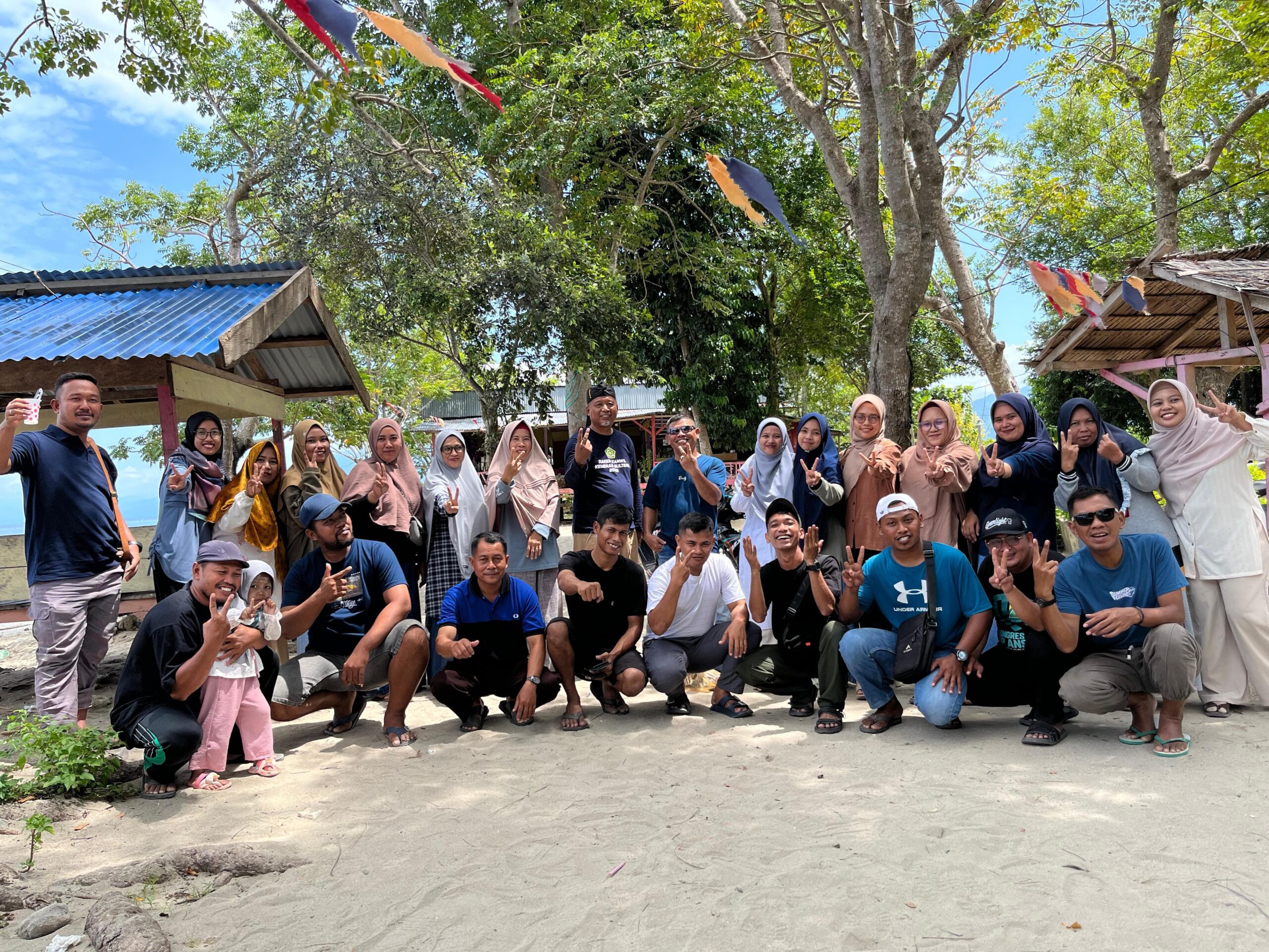 Tadabur Alam MAN 2 Parigi di Pantai Muara Indah Ogodako: Membangun Kebersamaan dalam Nuansa Alam