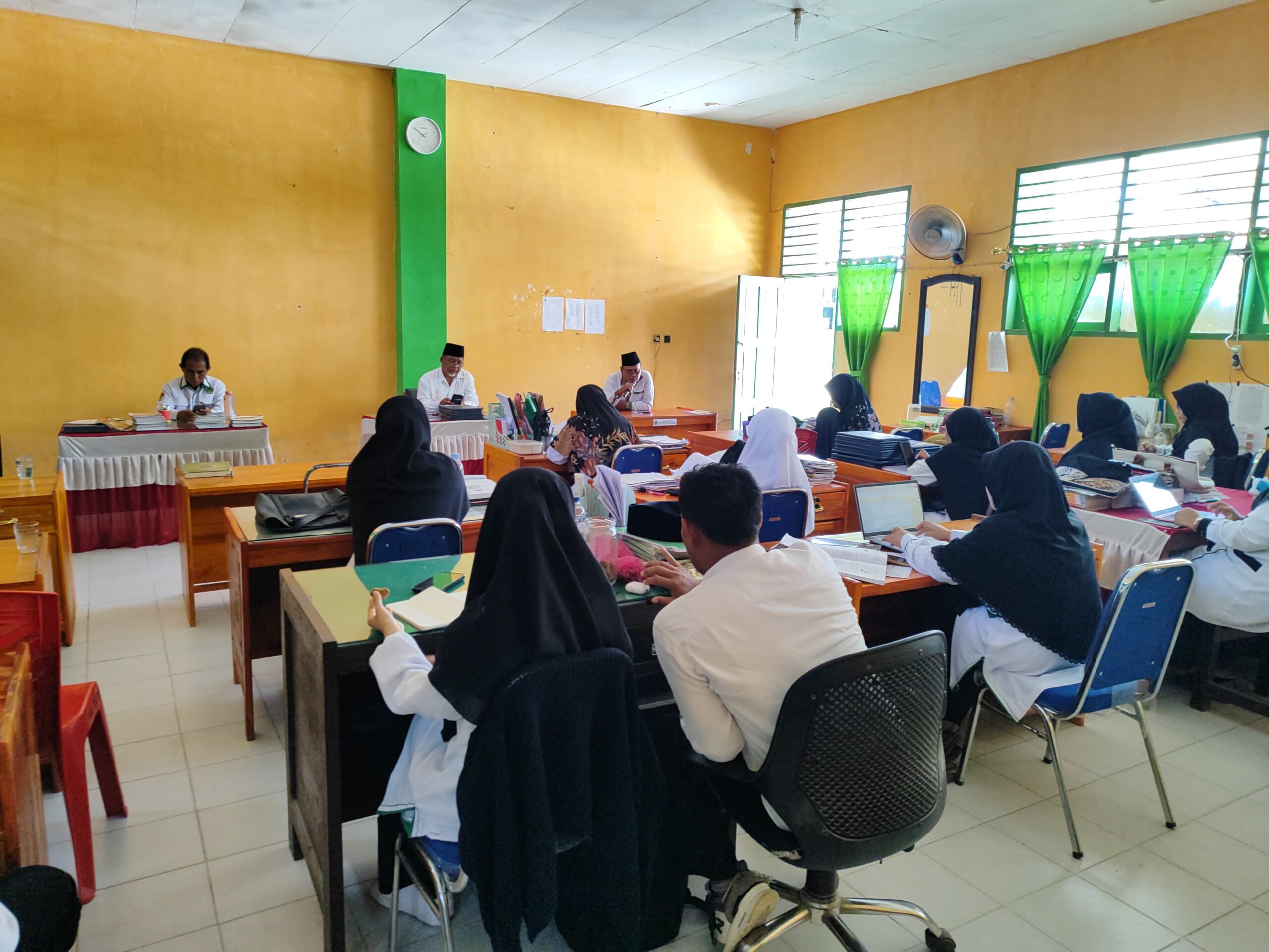 MAN 2 PARIGI Gelar Briefing Pasca Upacara, Bahas Sejumlah Agenda Strategis