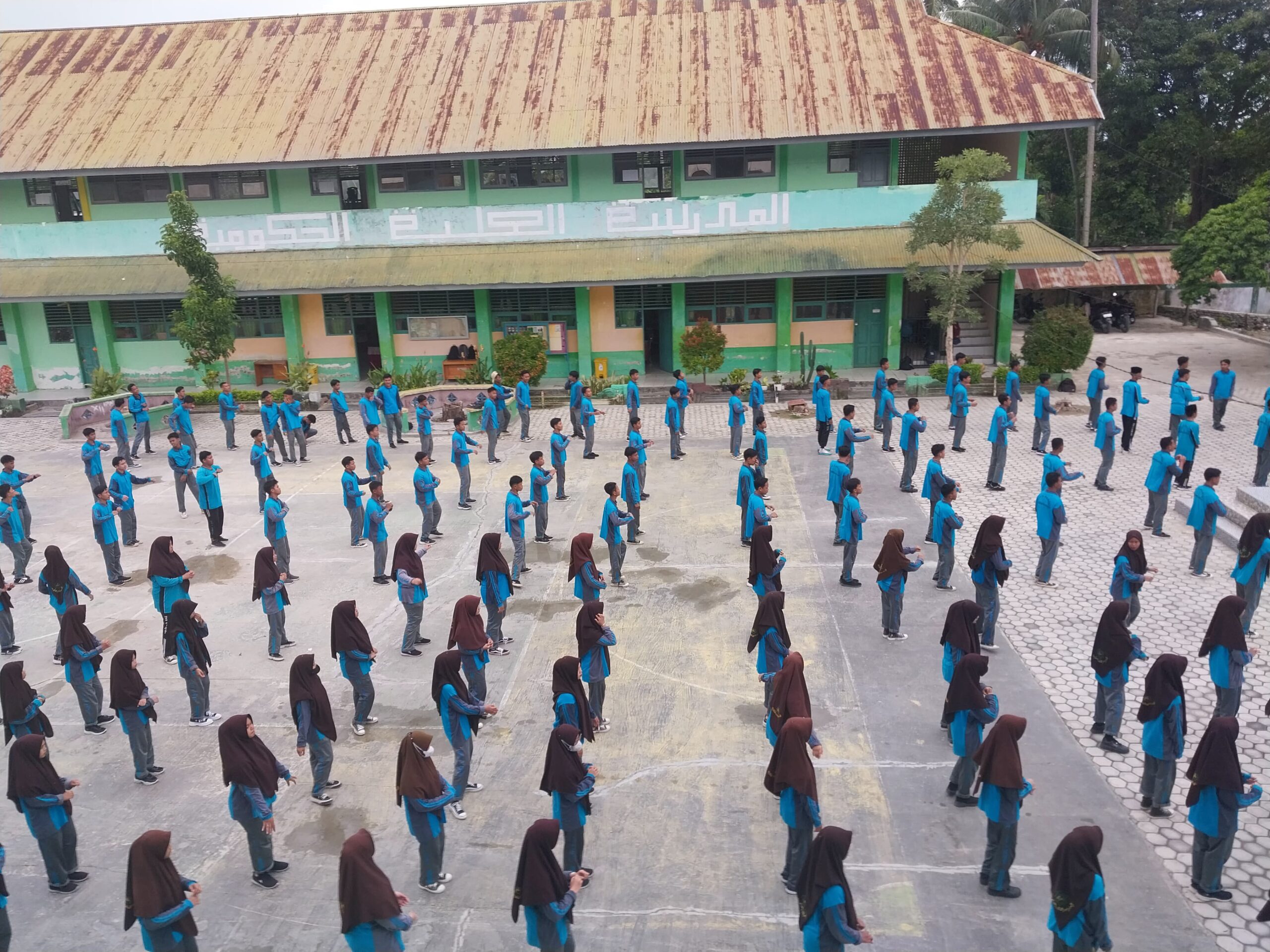 Siswa MAN 2 PARIGI Laksanakan Senam Rutin di Lapangan Utama Kampus 1