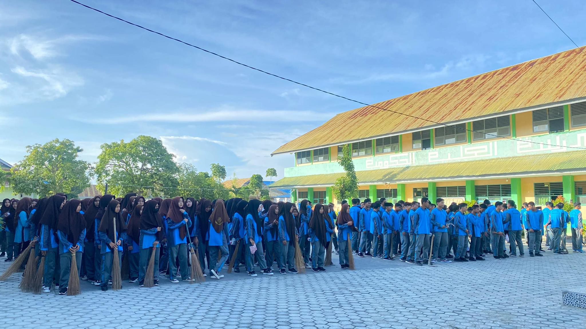 Sambut Hardiknas 2025, MAN 2 Parigi Gelar Kerja Bakti Ciptakan Lingkungan Belajar yang Nyaman