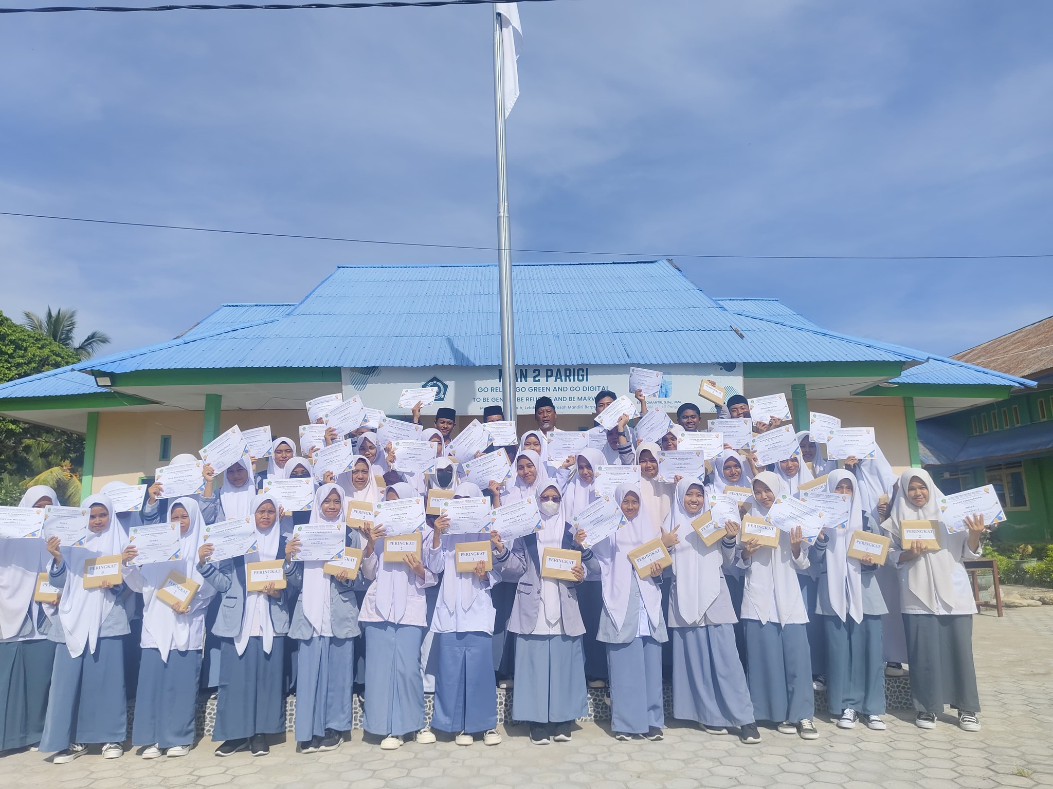 MAN 2 PARIGI BERIKAN PENGHARGAAN KEPADA SISWA BERPRESTASI