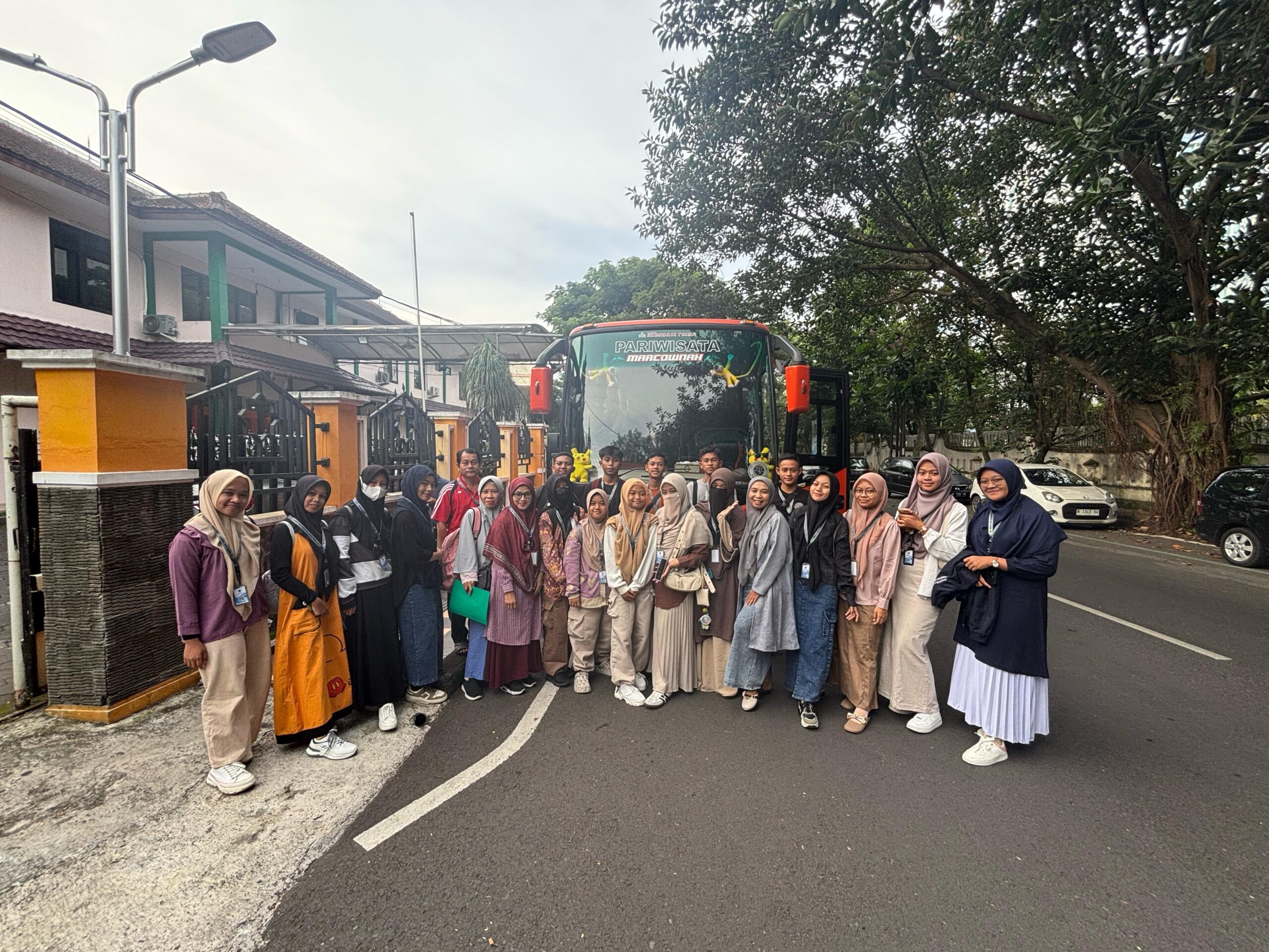 STUDY TIRU MAN 2 PARIGI: Menikmati Pengalaman Wisata Petik Apel Di Kota Batu