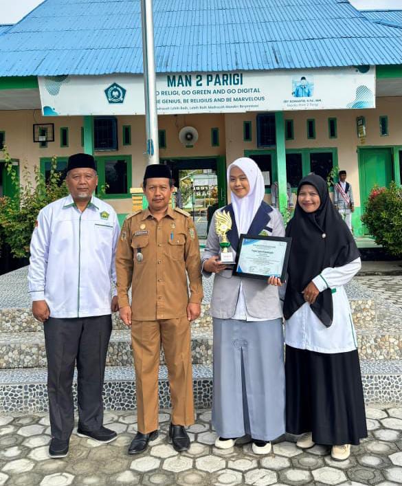 Upacara Senin di MAN 2 Parigi Hadirkan Camat Mepanga dan Penyerahan Penghargaan Siswi Berprestasi
